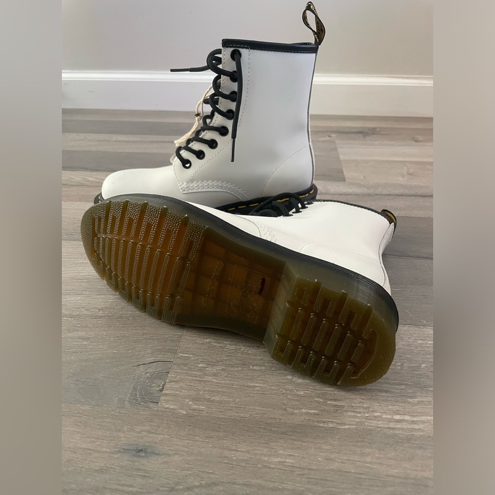 DR. MARTENS 1460 WOMEN'S SMOOTH LEATHER LACE UP BOOTS - Picture 10 of 16